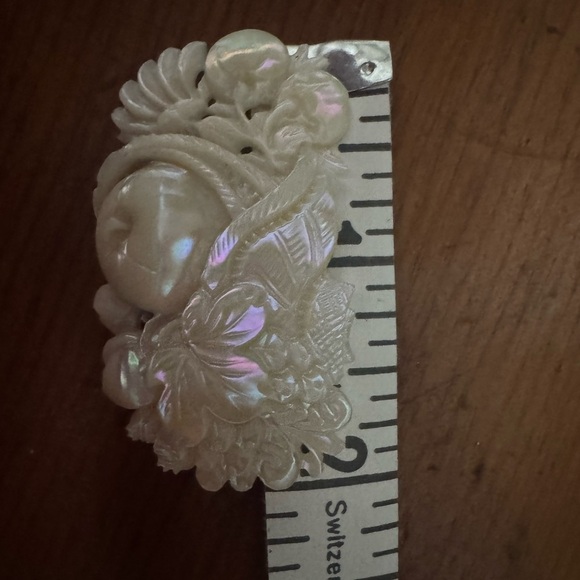 Vintage mother-of-pearl Nacre 40’s carved floral & fruit Harvest Brooch Pin - Picture 3 of 3
